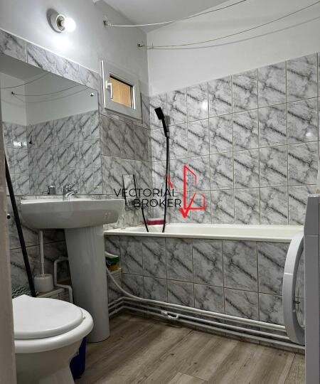 Dristor, apartament 3 camere cu centrala si 2 bai si 2 balcoane.