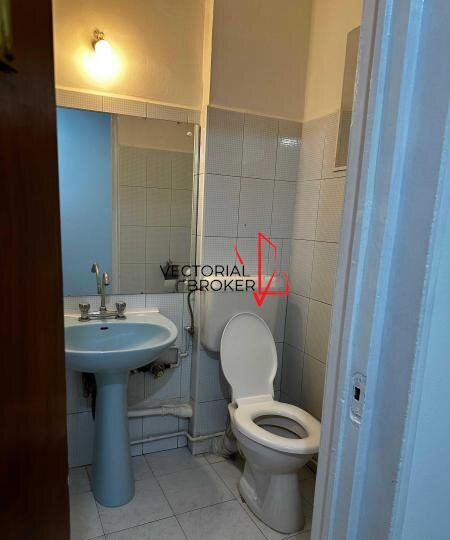Dristor, apartament 3 camere cu centrala si 2 bai si 2 balcoane.